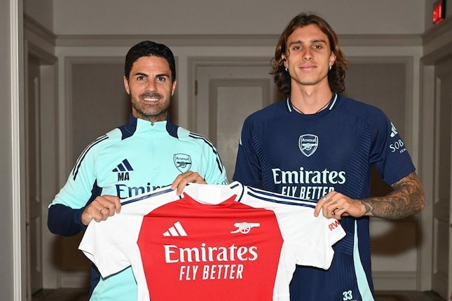 Mikel Arteta menyambut kedatangan Riccardo Calafiori di Arsenal. (c) Arsenal FC Official