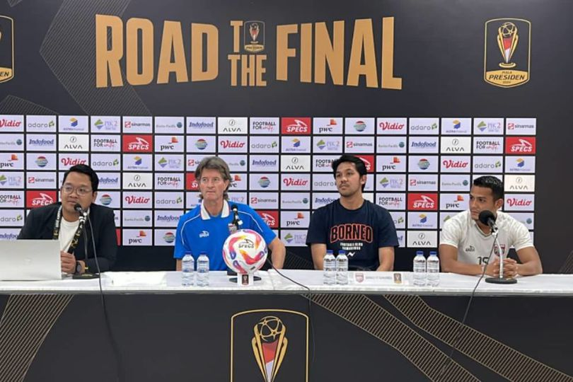 Pelatih Borneo FC Pieter Huistra dan melakukan sesi konferensi pers jelang laga melawan Arema FC di final Piala Presiden 2024. (c) Bola.net/Bagaskara Lazuardi